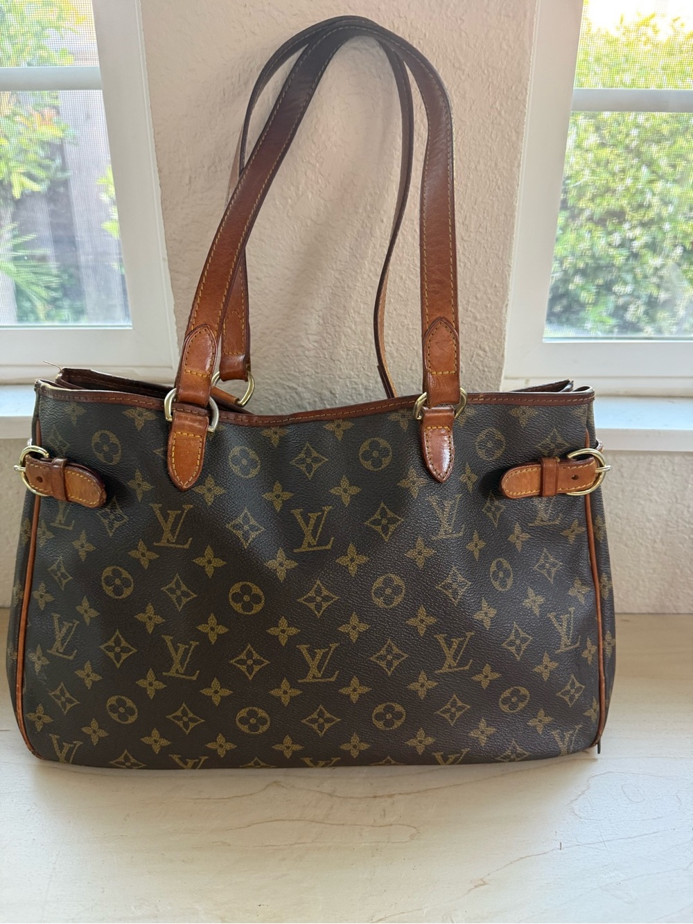 Authentic Louis Vuitton Batignolles Horizontal tote in Monogram Canvas.